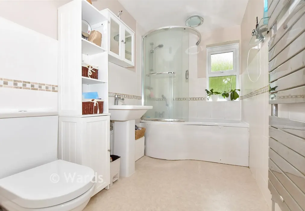 Bathroom - The Ridgeway, Lympne, Kent - Wards of Kent