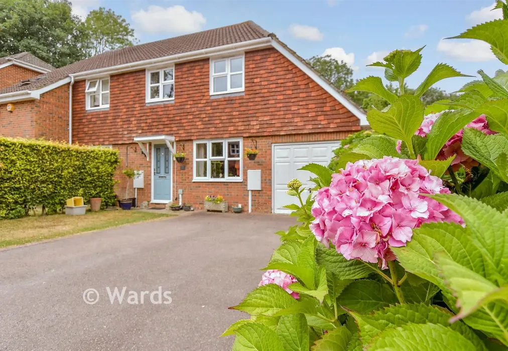External Lifestyle Photograph - The Ridgeway, Lympne, Kent - Wards of Kent
