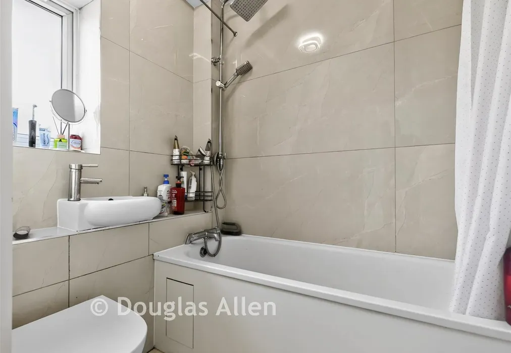 Bathroom - Bastable Avenue, Barking, Essex - Wards of Kent