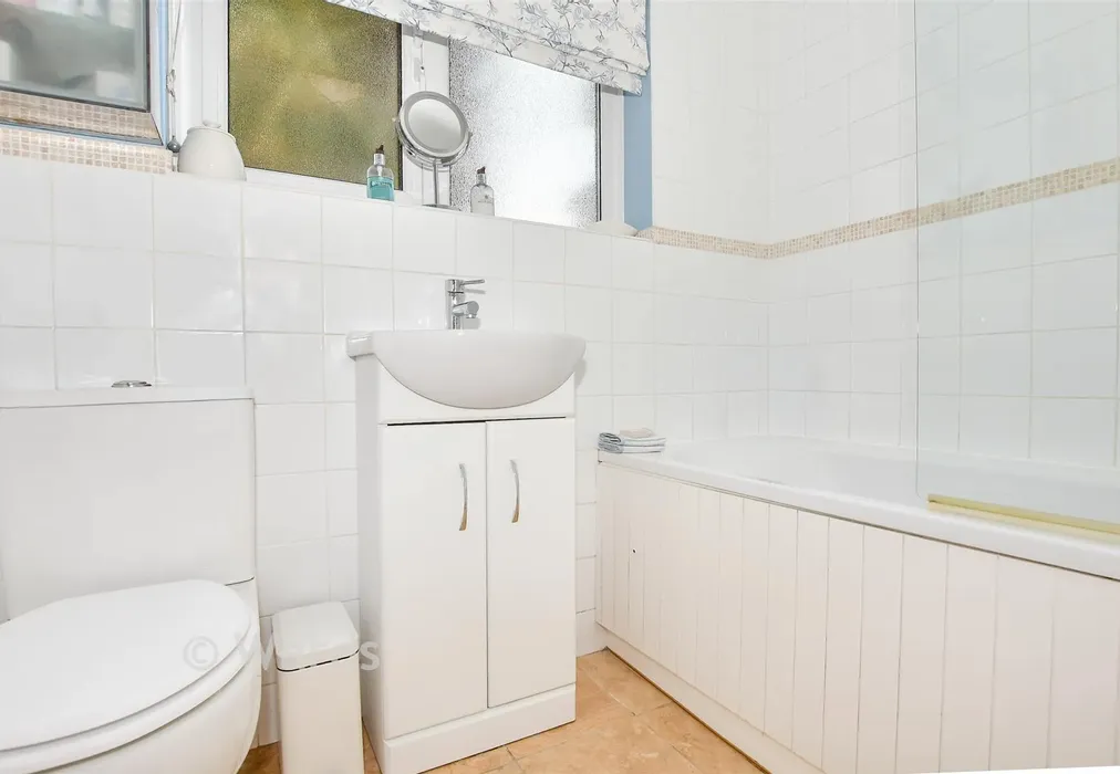 Bathroom - Salisbury Road, Chatham, Kent - Wards of Kent