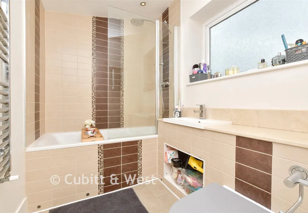 Bathroom - Kempton Walk, Croydon, Surrey - Wards of Kent