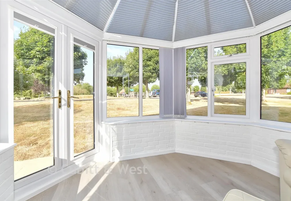 Conservatory - Ilford Court, Cranleigh, Surrey - Wards of Kent