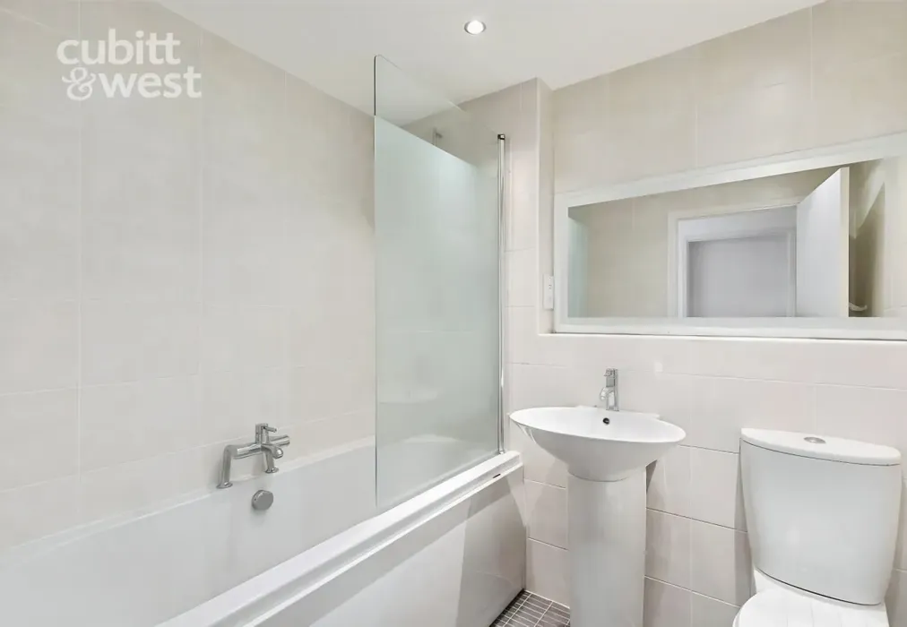 Bathroom - Eaton Gardens, Hove, BN3 - Wards of Kent