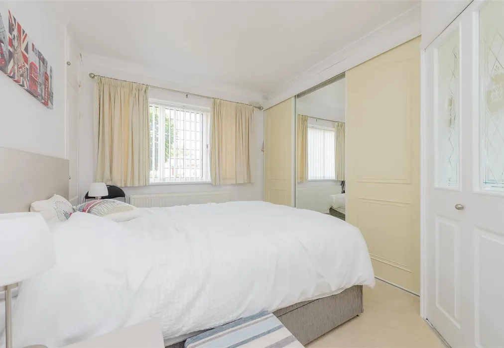 Bedroom 1 - Sallows Shaw, Sole Street, Kent - Wards of Kent