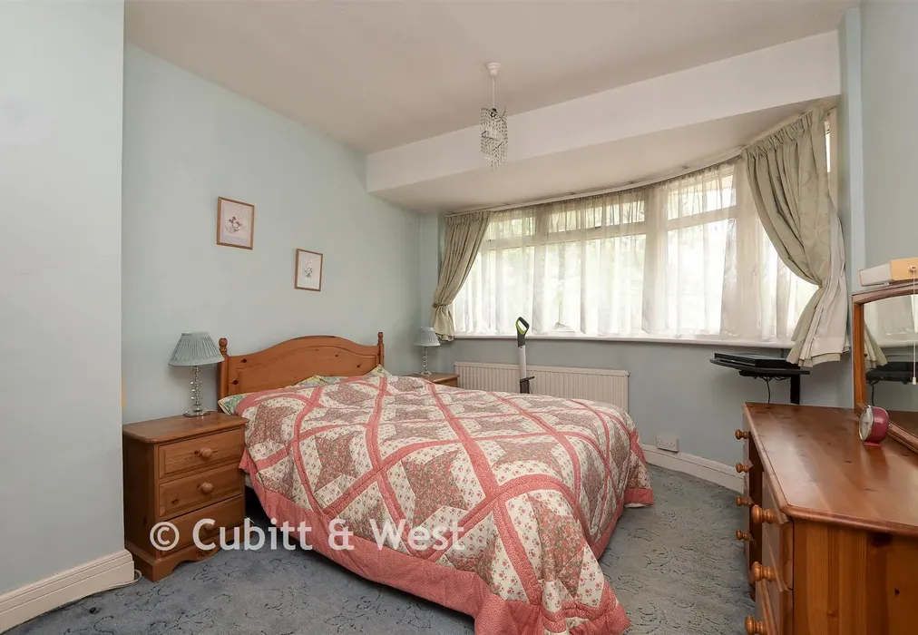 Bedroom 1 - Kingsley Grove, Reigate, Surrey - Wards of Kent