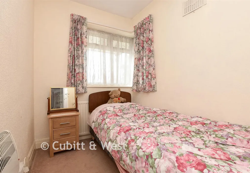 Bedroom 3 - Kingsley Grove, Reigate, Surrey - Wards of Kent