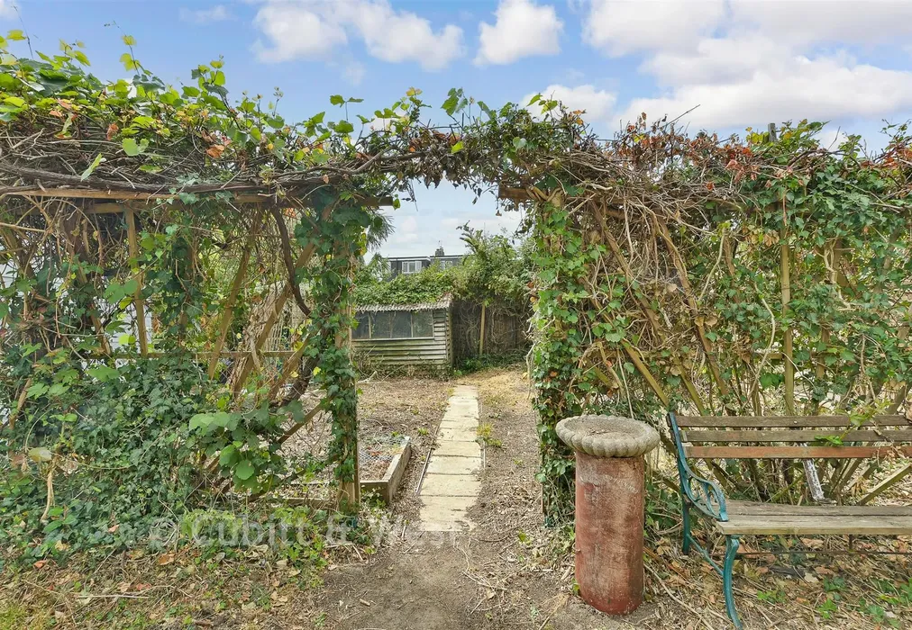 Rear Garden - Kingsley Grove, Reigate, Surrey - Wards of Kent