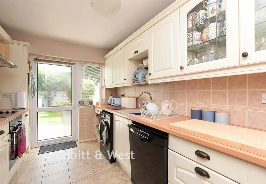 Kitchen - Talbot Close, Reigate, Surrey - Wards of Kent