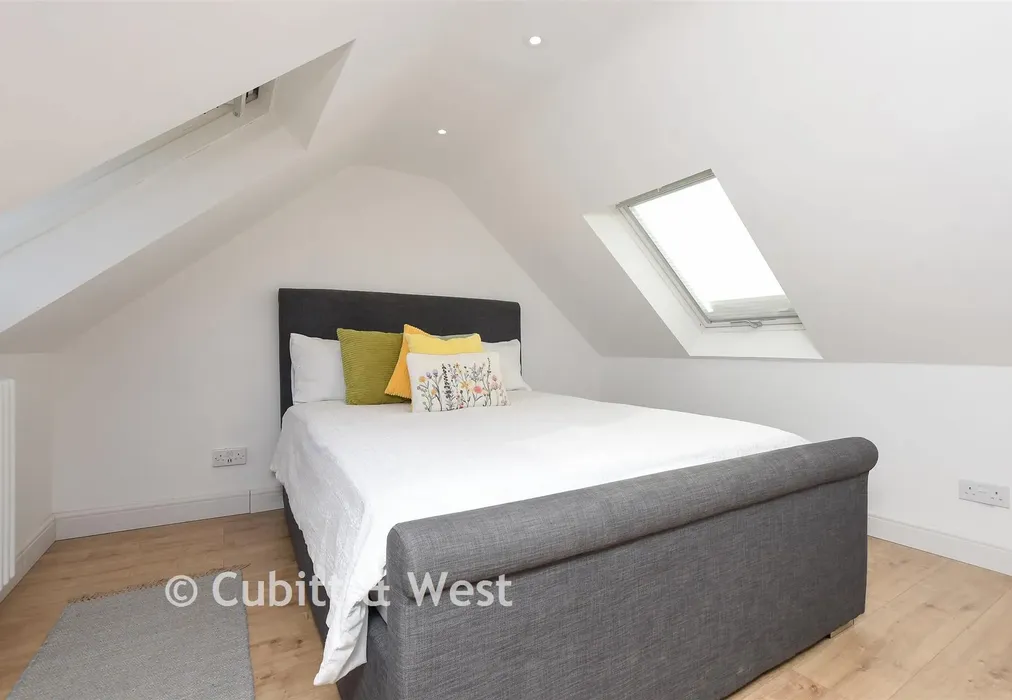 Bedroom 1 - South Mead, Redhill, Surrey - Wards of Kent