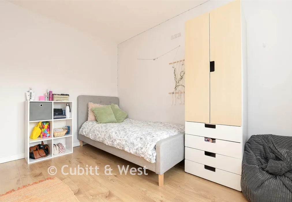 Bedroom 2 - South Mead, Redhill, Surrey - Wards of Kent
