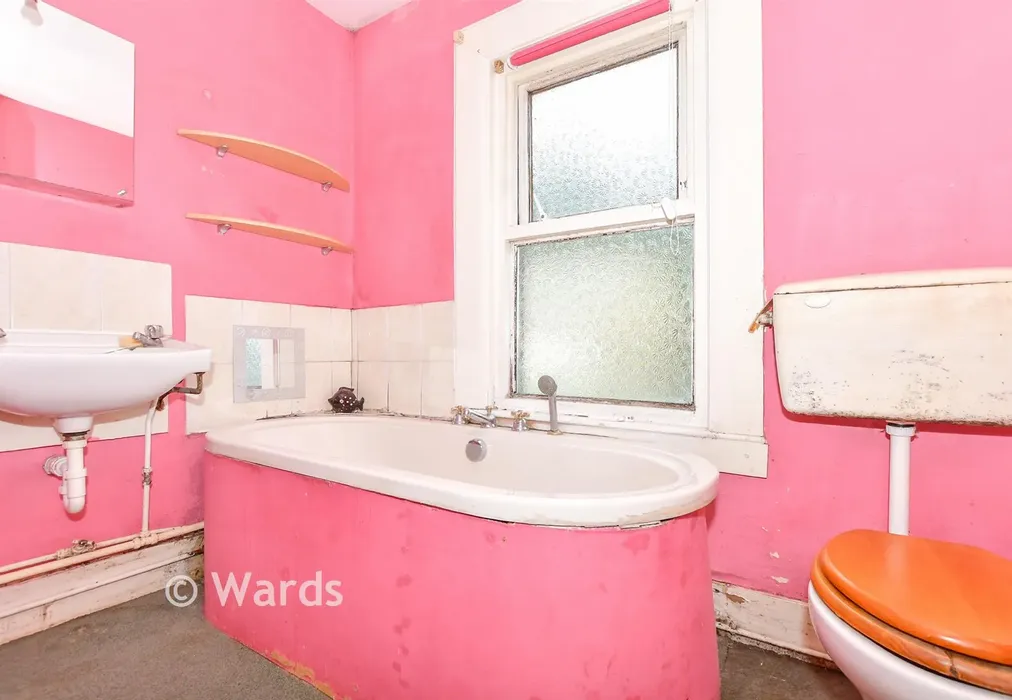 Bathroom - Widred Road, Dover, Kent - Wards of Kent
