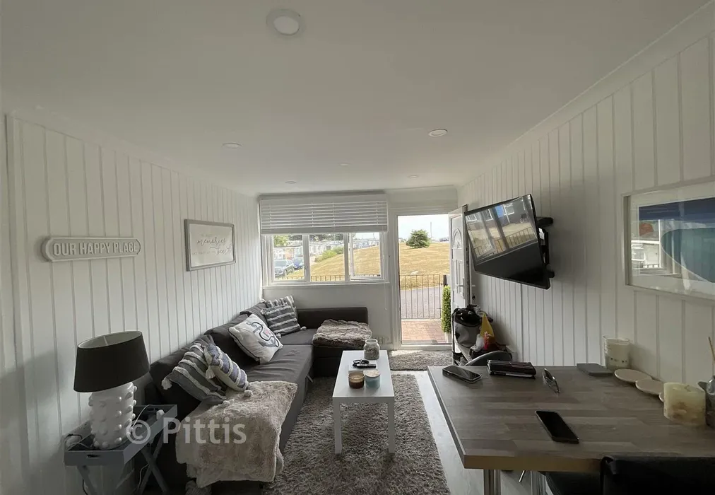 Lounge/Dining Area - Yaverland Road, Sandown, Isle of Wight - Wards of Kent