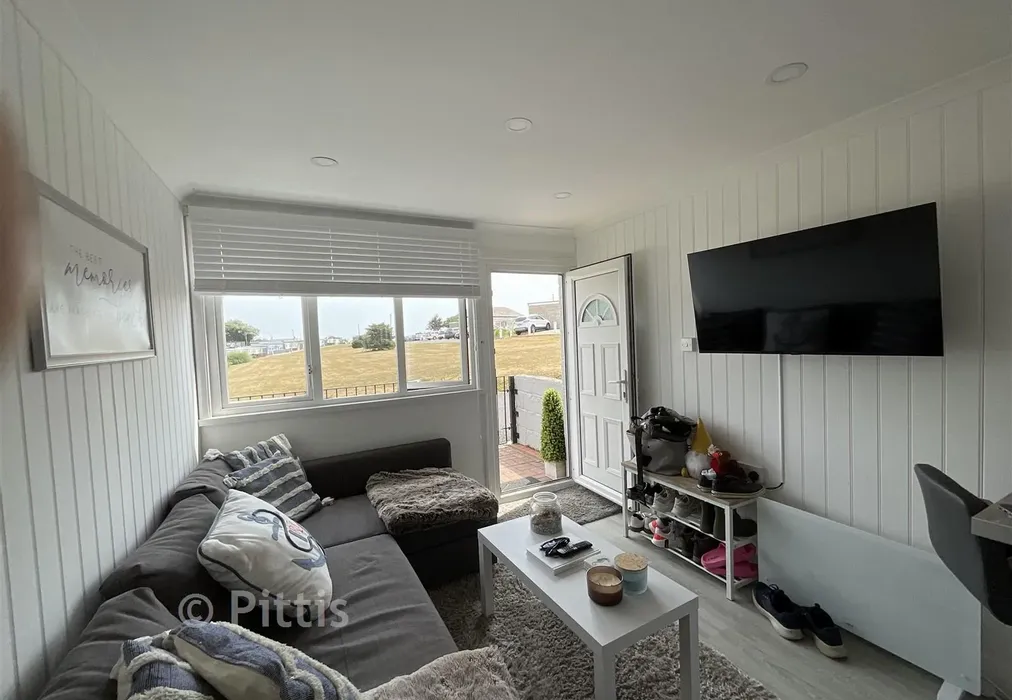Lounge - Yaverland Road, Sandown, Isle of Wight - Wards of Kent