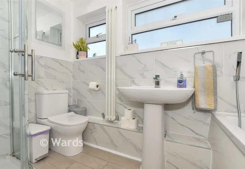 Bathroom - Hythe Road, Willesborough, Ashford, Kent - Wards of Kent