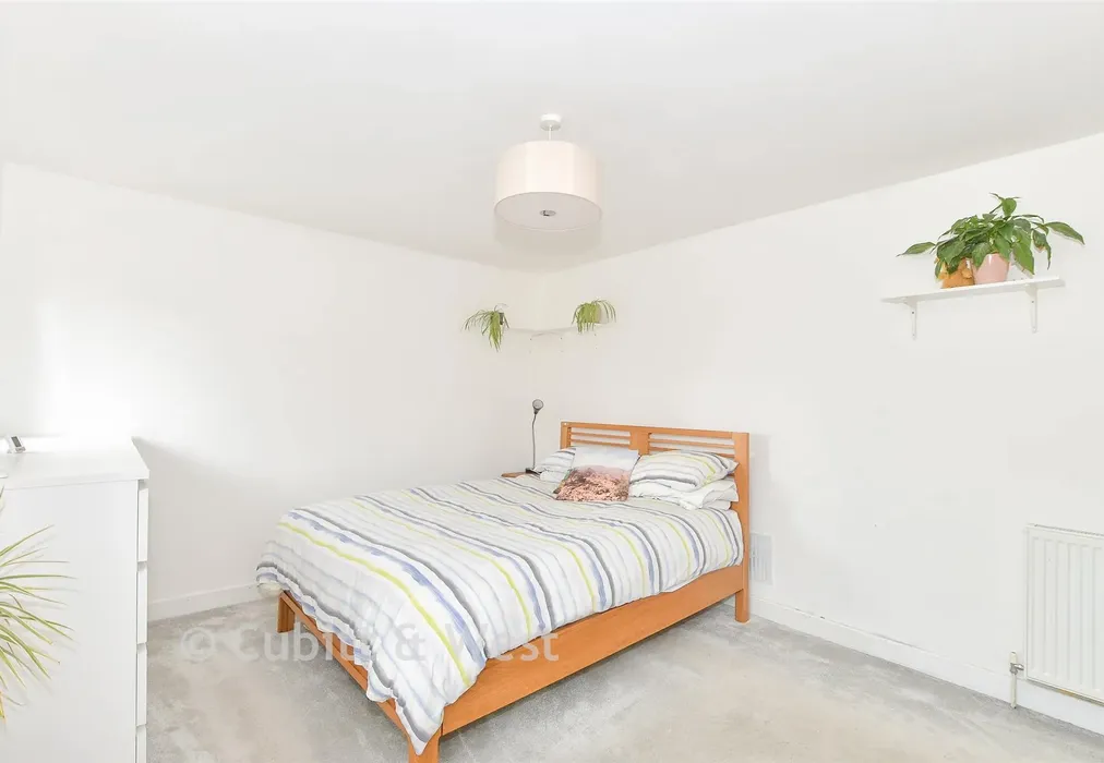 Bedroom 1 - Drivers Mead, Lingfield, Surrey - Wards of Kent