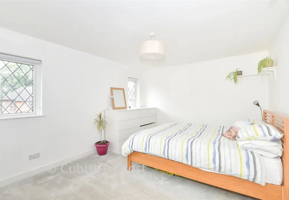 Bedroom 1 - Drivers Mead, Lingfield, Surrey - Wards of Kent
