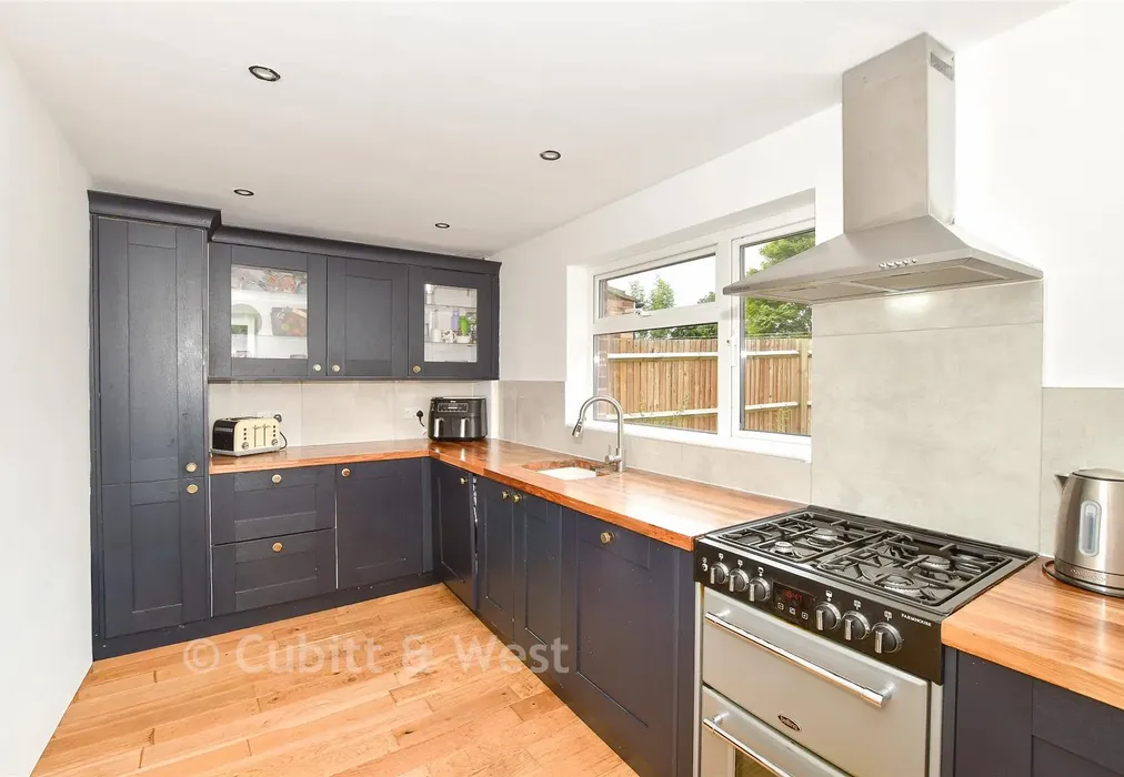 Kitchen - Drivers Mead, Lingfield, Surrey - Wards of Kent