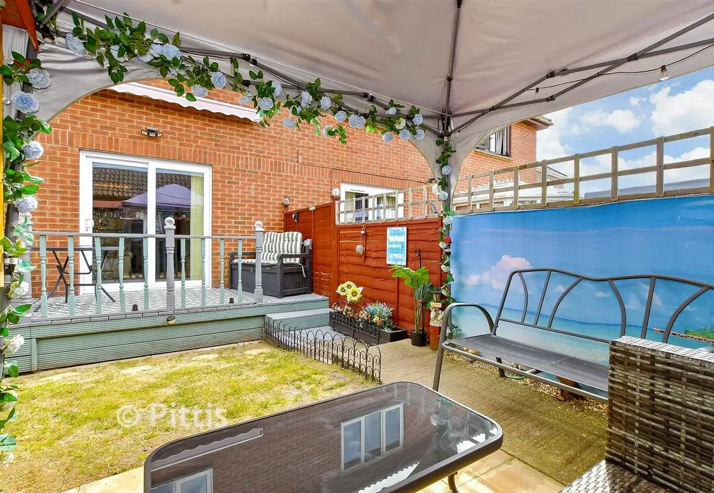 External Lifestyle Photograph - Gunville Road, Newport, Isle of Wight - Wards of Kent
