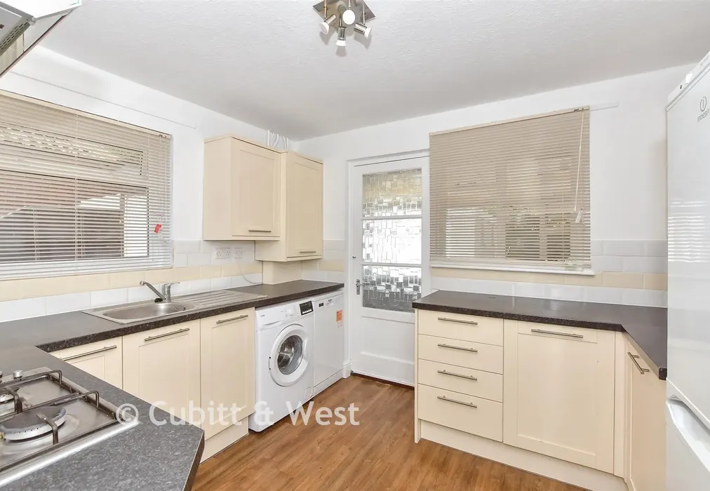 Kitchen - Willow Tree Avenue, Cowplain, Hampshire - Wards of Kent