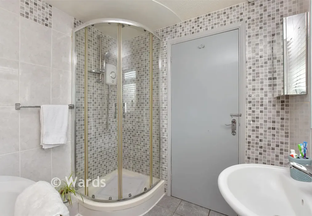 Bathroom - Berridge Road, Sheerness, Kent - Wards of Kent