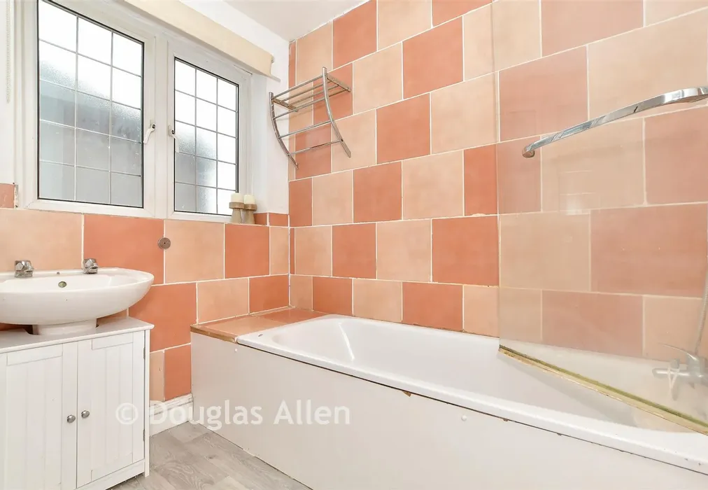 Bathroom - Upper Rainham Road, Hornchurch, Essex - Wards of Kent