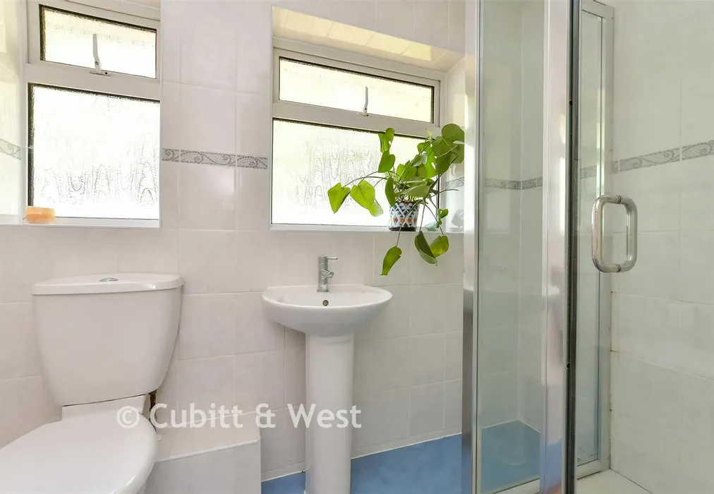 Bathroom - Blois Road, Lewes, East Sussex - Wards of Kent