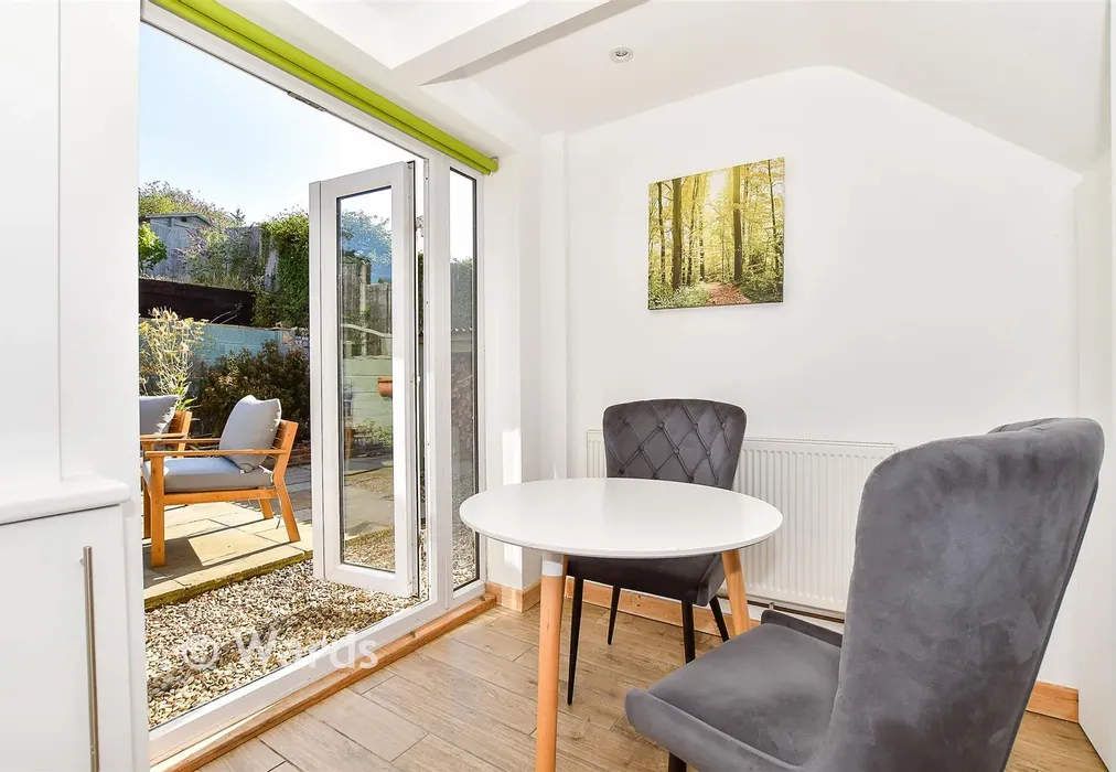 Kitchen - Bankfield Way, Goudhurst, Tonbridge, Kent - Wards of Kent