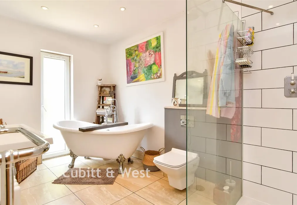 En-Suite Bathroom - Avis Road, Newhaven, East Sussex - Wards of Kent