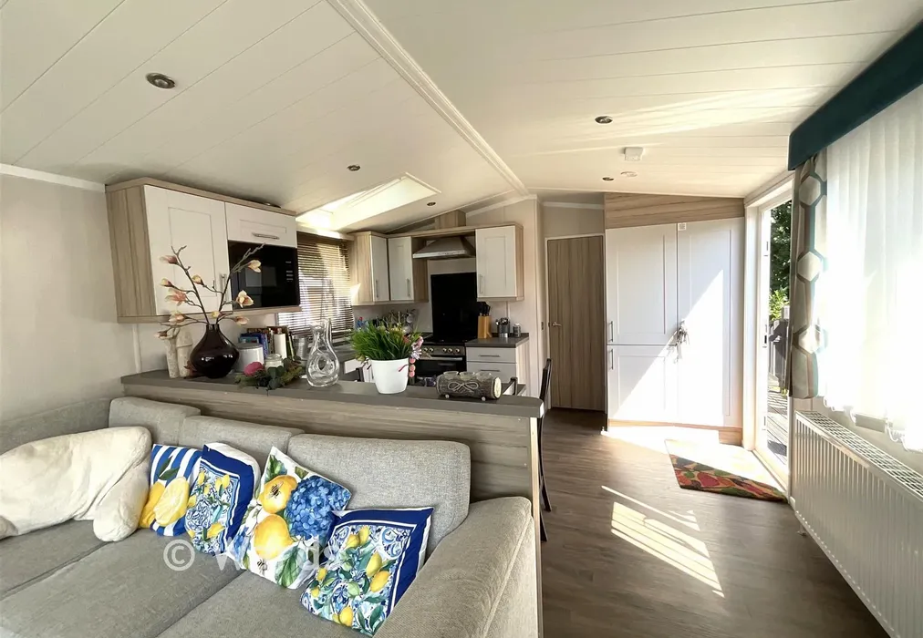 Lounge/Kitchen - Plaxdale Green Road, Stansted, Kent - Wards of Kent