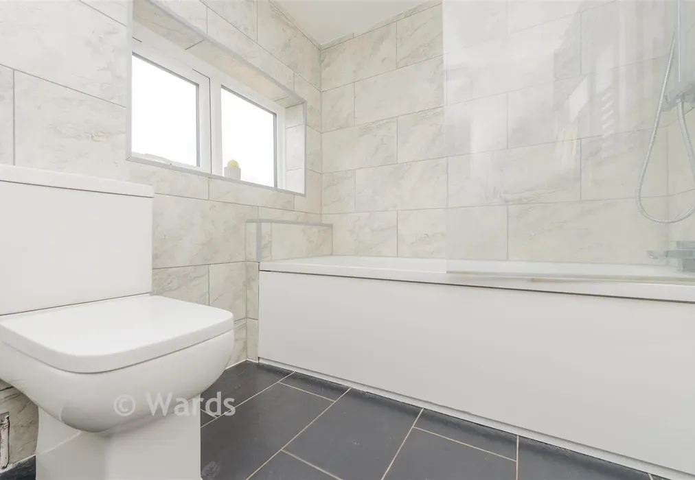 Bathroom - Cuxton Road, Strood, Rochester, Kent - Wards of Kent