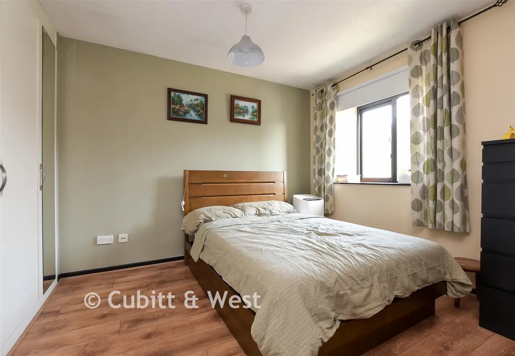 Bedroom 1 - Saxley, Horley, Surrey - Wards of Kent