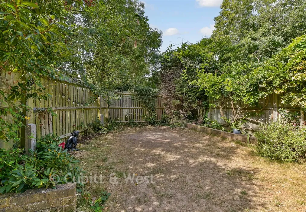 Rear Garden - Saxley, Horley, Surrey - Wards of Kent