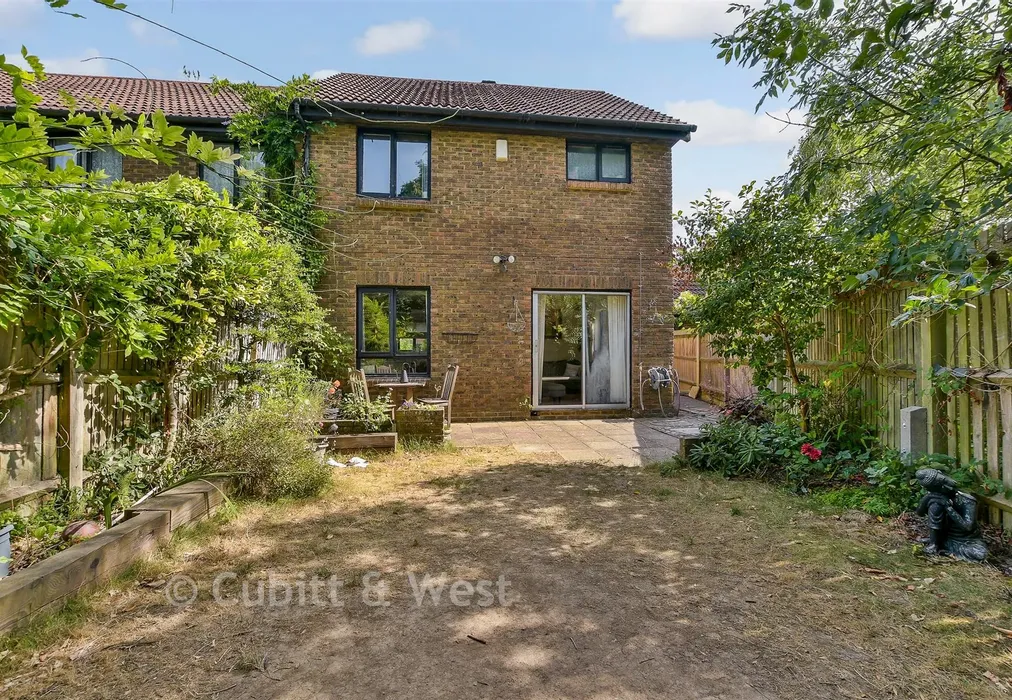Rear Garden - Saxley, Horley, Surrey - Wards of Kent