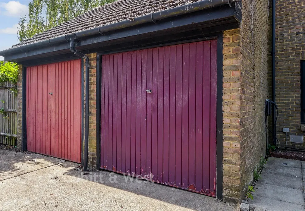 Garage - Saxley, Horley, Surrey - Wards of Kent