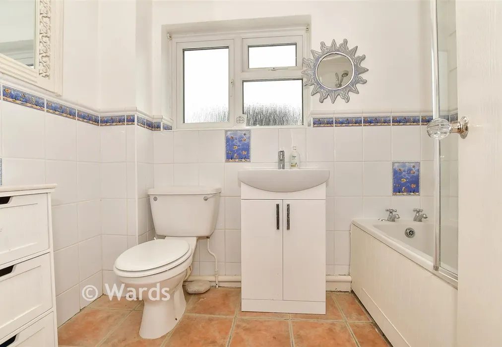 Bathroom - Kenward Court, Hadlow, Kent - Wards of Kent