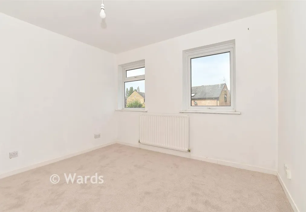 Bedroom 1 - Kenward Court, Hadlow, Kent - Wards of Kent