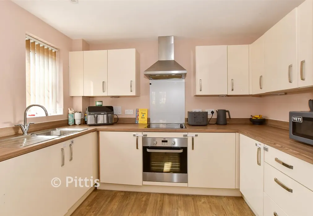 Kitchen - Beauchamp Drive, Newport, Isle of Wight - Wards of Kent