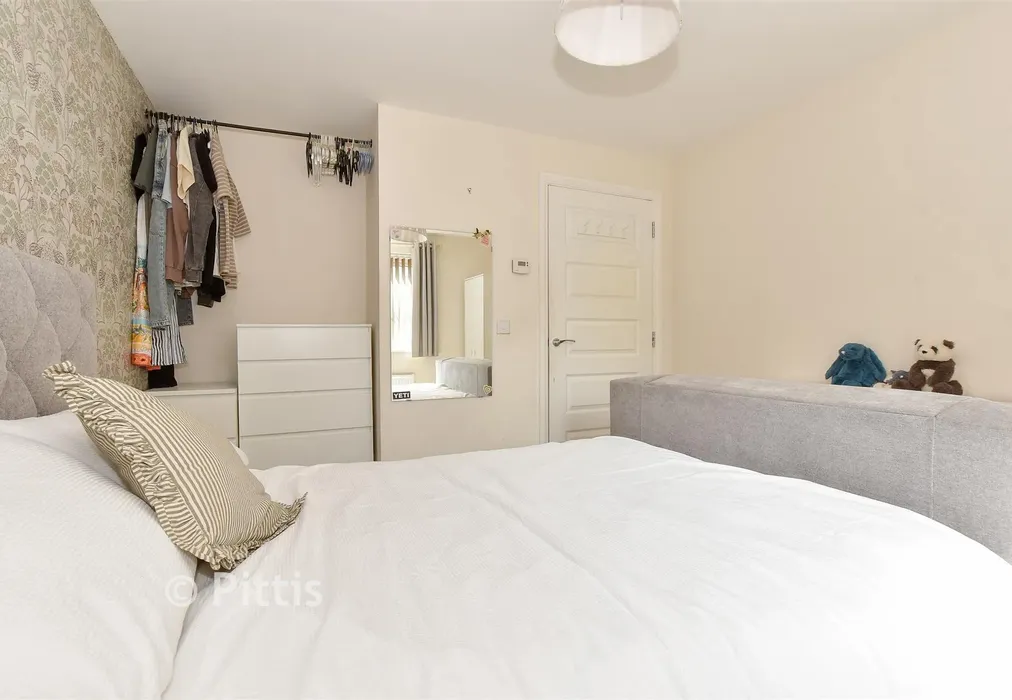 Bedroom 1 - Beauchamp Drive, Newport, Isle of Wight - Wards of Kent