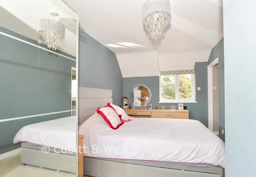 Bedroom 1 - Hampers Green, Petworth, West Sussex - Wards of Kent