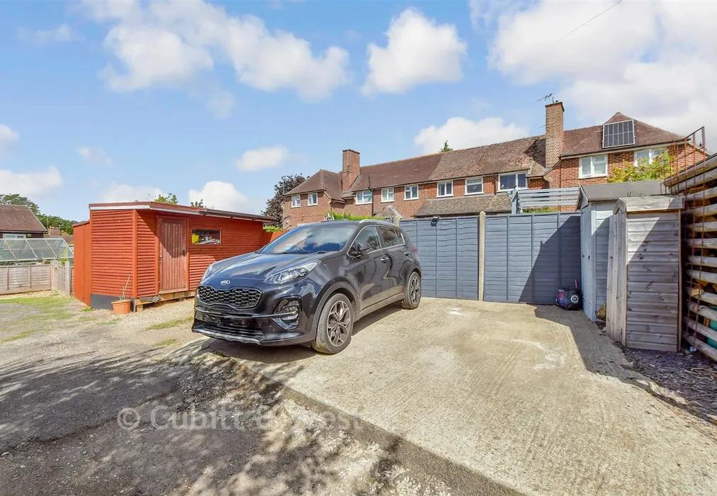 Driveway/Parking - Hampers Green, Petworth, West Sussex - Wards of Kent