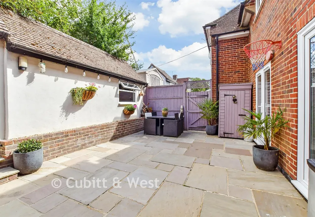 Rear Garden - Hampers Green, Petworth, West Sussex - Wards of Kent