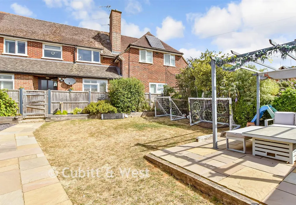 Front Garden - Hampers Green, Petworth, West Sussex - Wards of Kent