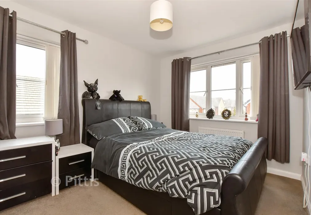 Bedroom 1 - Cromwell Avenue, East Cowes, Isle of Wight - Wards of Kent