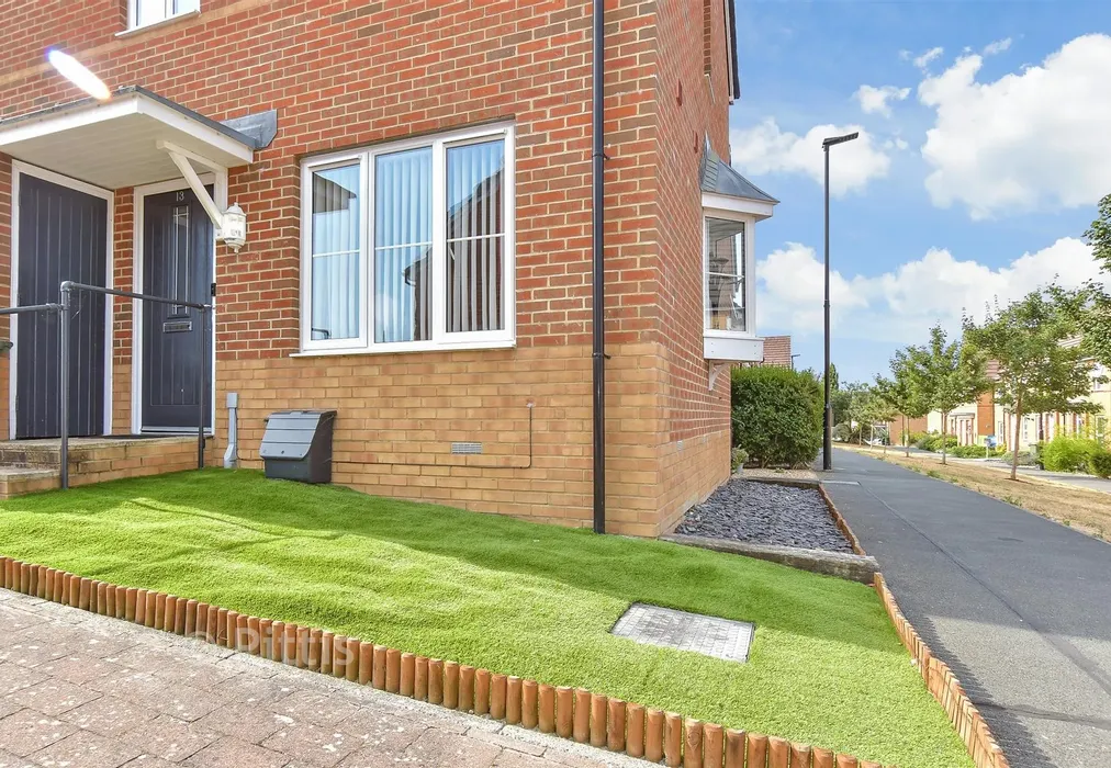 Front Garden - Cromwell Avenue, East Cowes, Isle of Wight - Wards of Kent