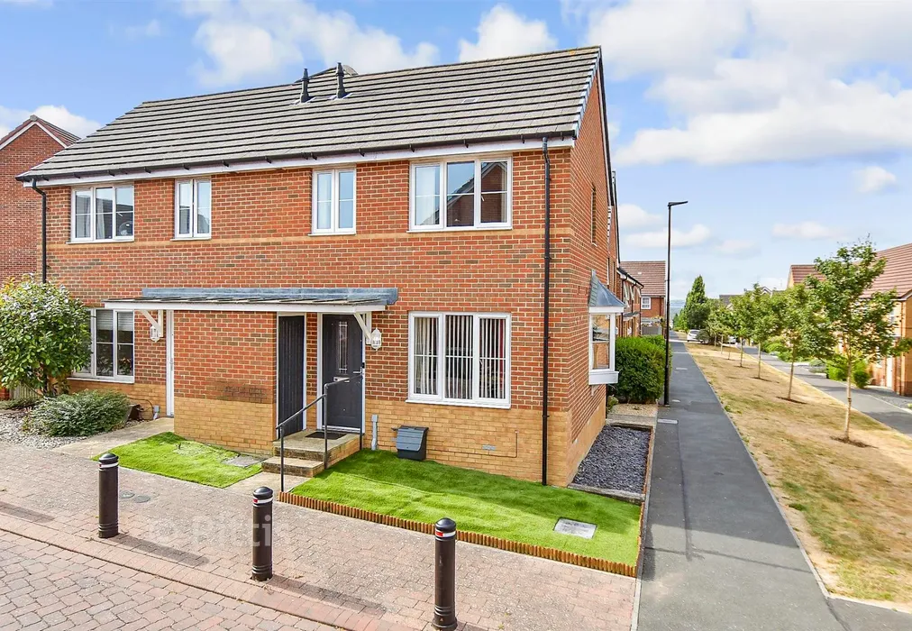 External (Web)* - Cromwell Avenue, East Cowes, Isle of Wight - Wards of Kent