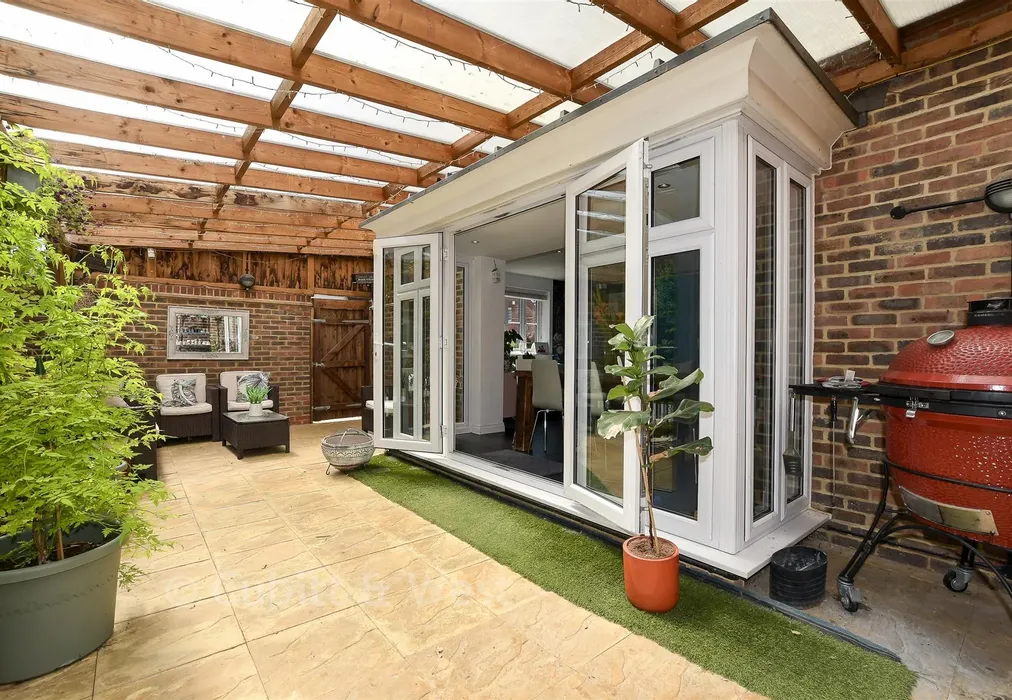 Covered Patio Area - Haine Close, Horley, Surrey - Wards of Kent