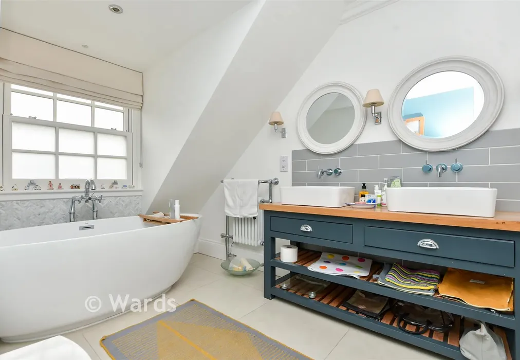 Family Bathroom - The Paddocks, Broadstairs, Kent - Wards of Kent