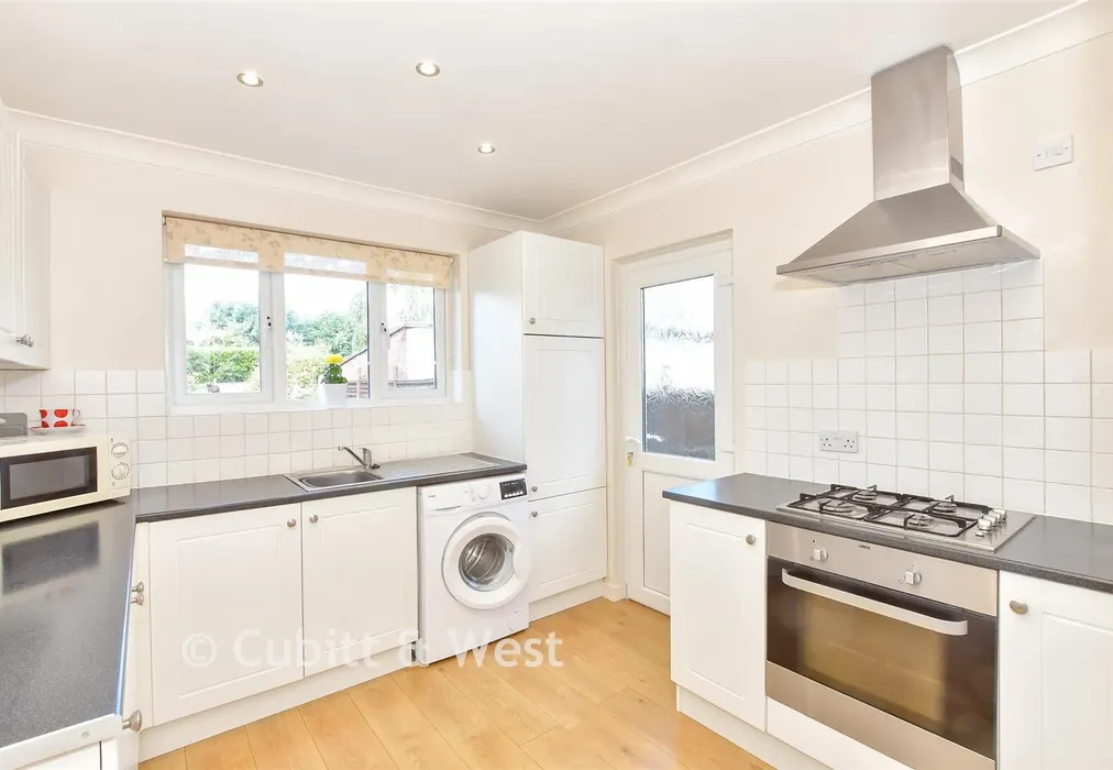 Kitchen - Nore Farm Avenue, Emsworth, Hampshire - Wards of Kent