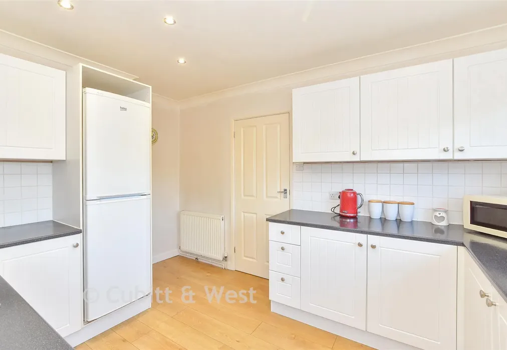 Kitchen - Nore Farm Avenue, Emsworth, Hampshire - Wards of Kent