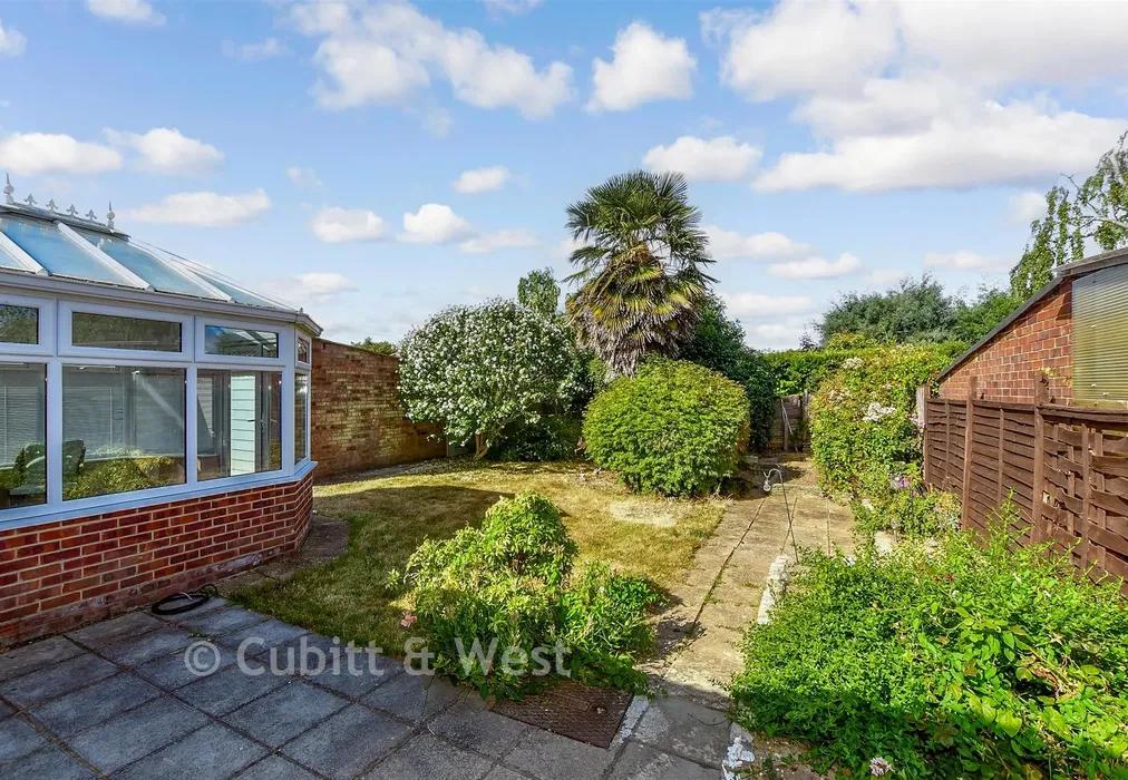 Rear Garden - Nore Farm Avenue, Emsworth, Hampshire - Wards of Kent